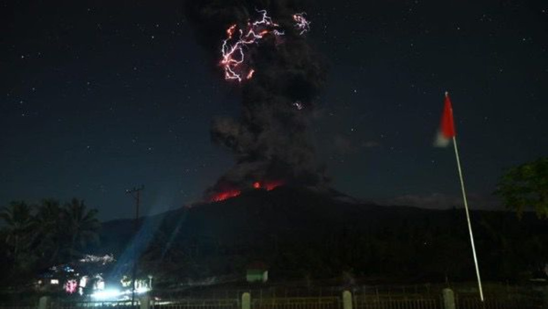 Gunung Lewotobi Laki-Laki di Flores Timur Erupsi, Kolom Abu Capai 300 Meter