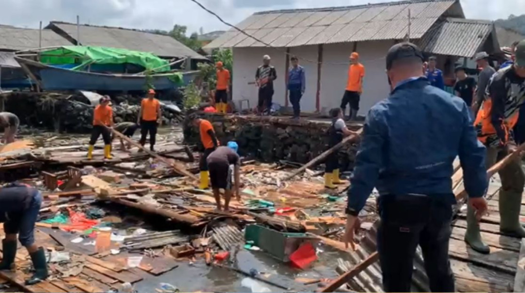 Rumah Warga di Pesisir Panjang Roboh Diterjang Ombak Besar