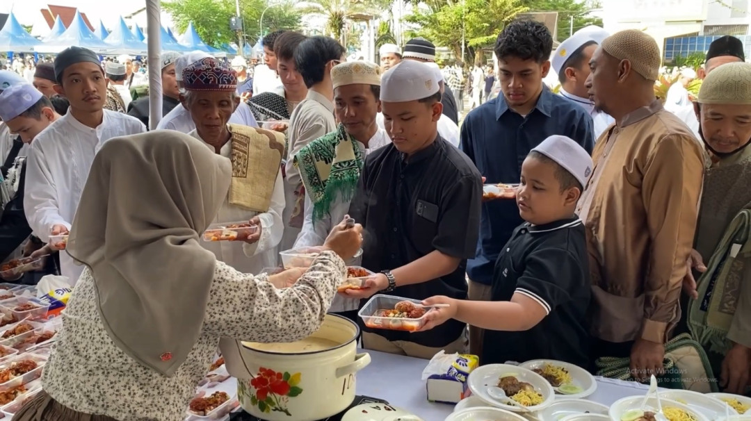 Ribuan Warga Banjarmasin Serbu Makan Gratis di Balai Kota