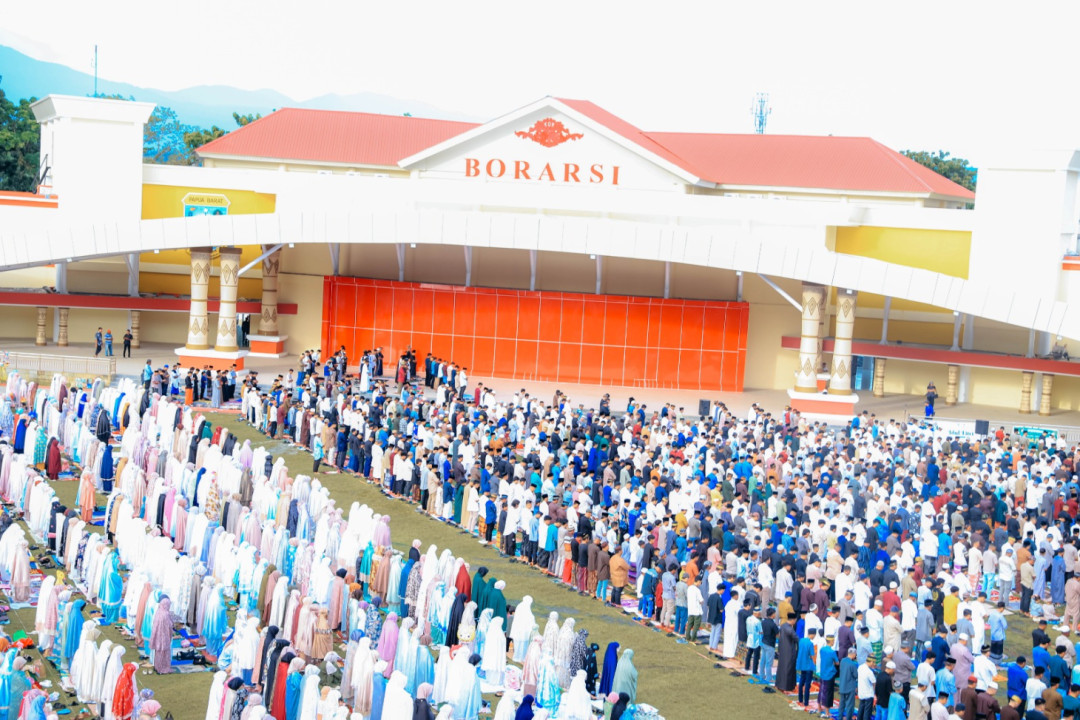 Ribuan Jamaah Padati Lapangan Borarsi Manokwari untuk Sholat Idul Fitri 1447 H