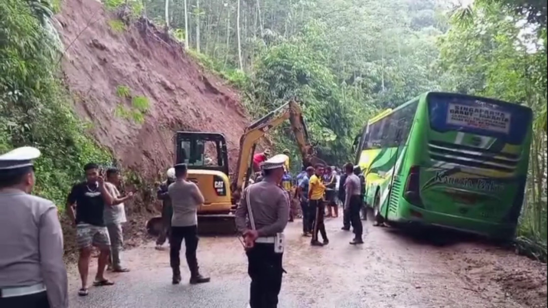Nekat Terobos Longsor, Bus Nyaris Masuk Jurang di Jalur Tasik–Garut