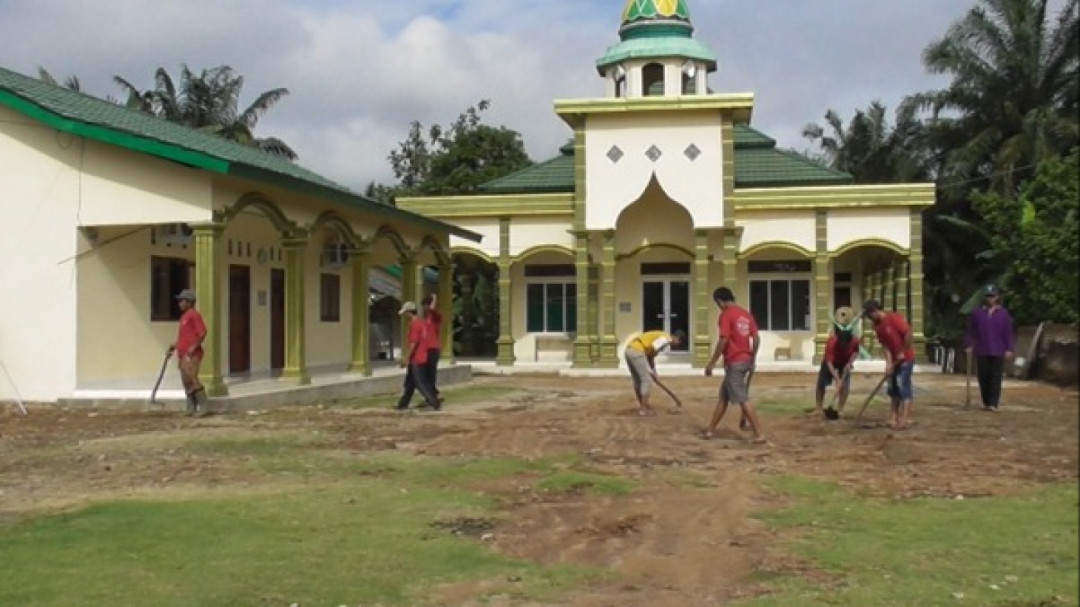 Songsong Ramadan, Umat Nonmuslim Ikut Berpartisipasi Dalam Tradisi Bersih-Bersih Masjid