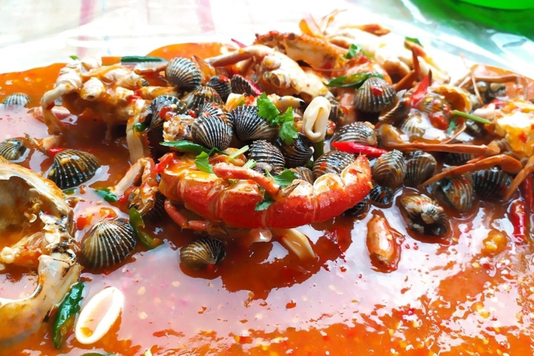Seafood Tumpah: Kuliner Viral dari Pesisir Batu Bara yang Menggugah Selera