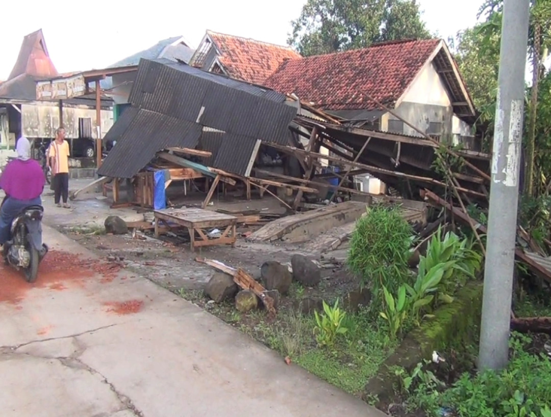 Puting Beliung Terjang 2 Dusun, Satu Sekolah dan Puluhan Rumah Hancur