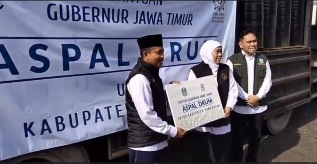 Gubernur Khofifah Salurkan Bantuan Aspal dan Bansos Ramadan Senilai Rp13,76 M