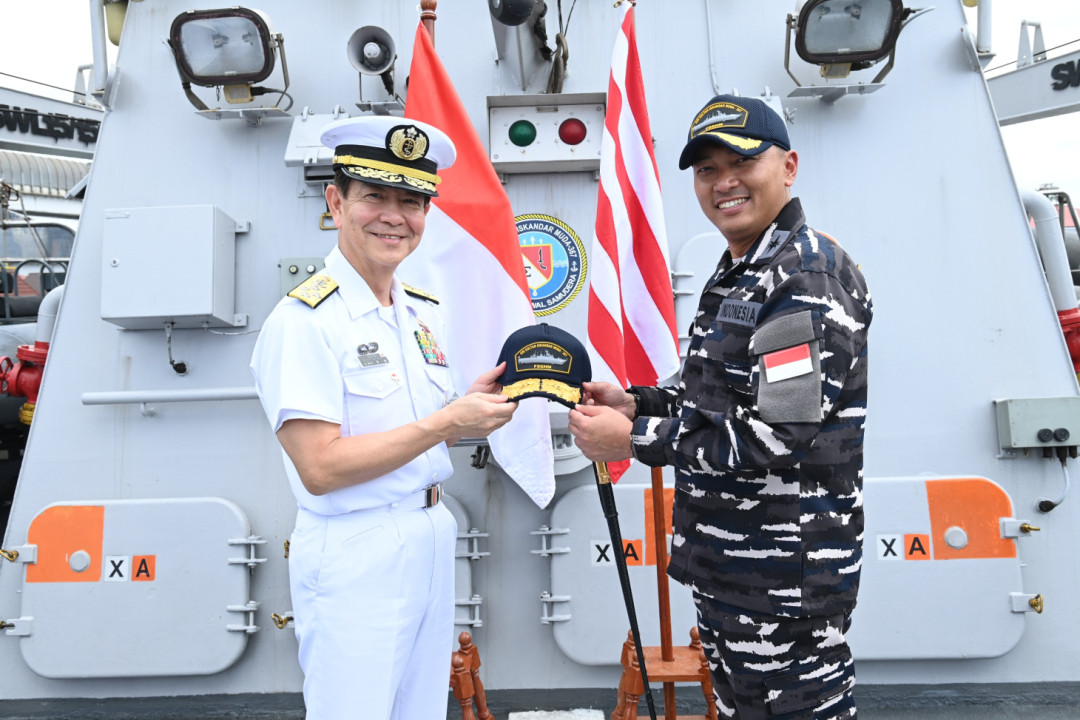 Petinggi Angkatan Laut Jepang Tinjau KRI SIM-367