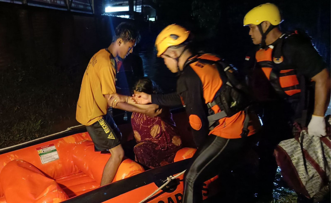 Hujan Deras Guyur Padang, Tim SAR Evakuasi Warga Terjebak Banjir