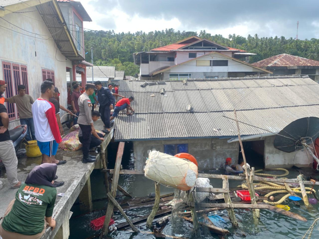 Polsek Palmatak Gerak Cepat Evakuasi Rumah Roboh di Desa Ladan