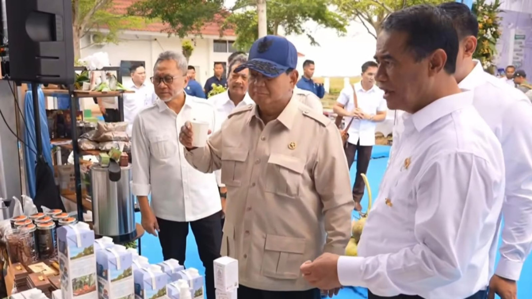 Momen Presiden Prabowo Cicipi Hasil Panen Swasembada Pangan