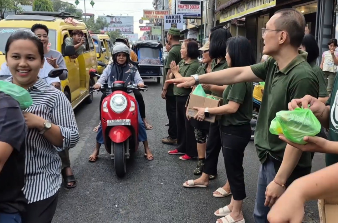 Warga Etnis Tionghoa di Binjai Berbagi Takjil Gratis untuk Berbuka Puasa di Bulan Suci Ramadan