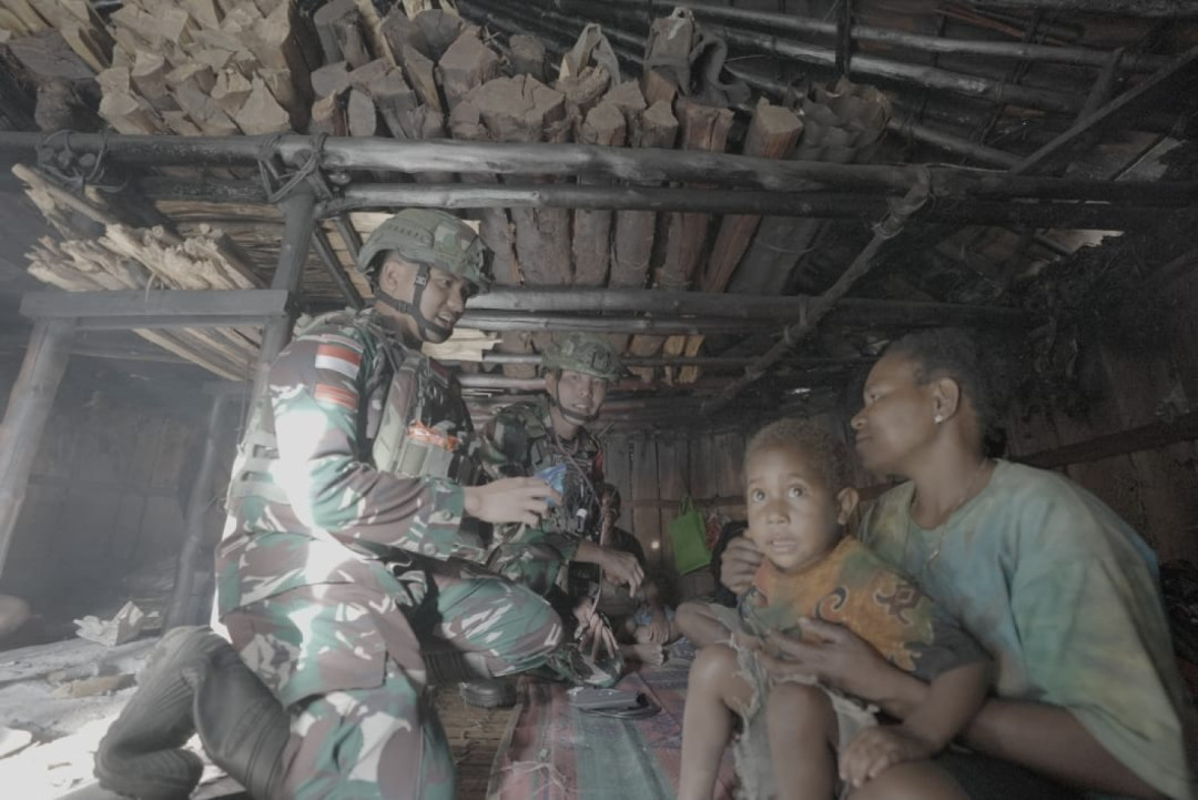 Satgas Yonif 715/Mtl Pos Tirineri Gelar Patroli Kemanusiaan di Puncak Jaya