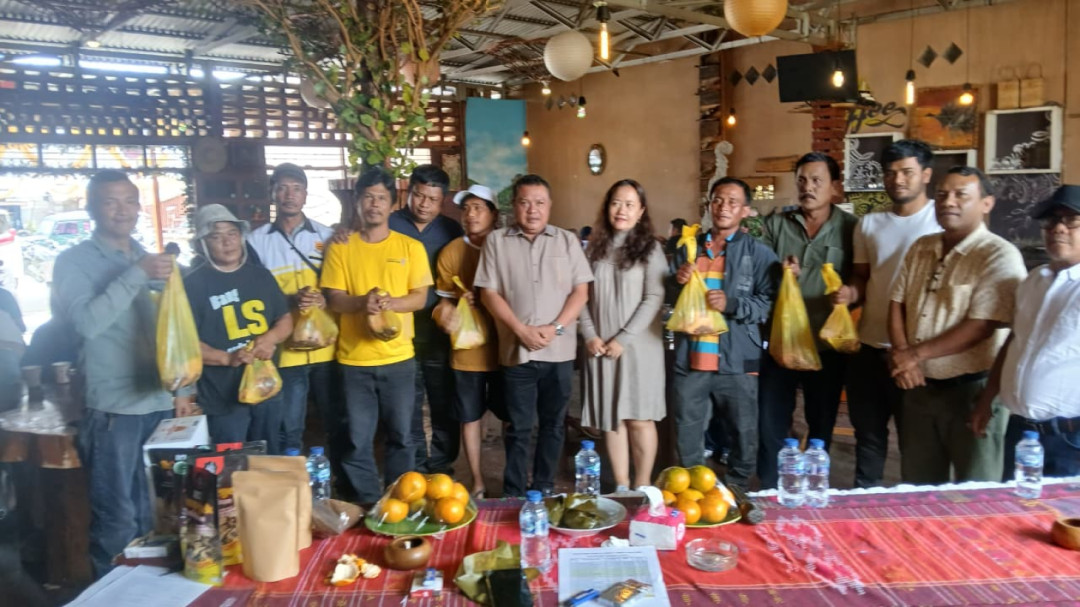 DPR Salurkan Bantuan Pertanian dan UMKM Taput