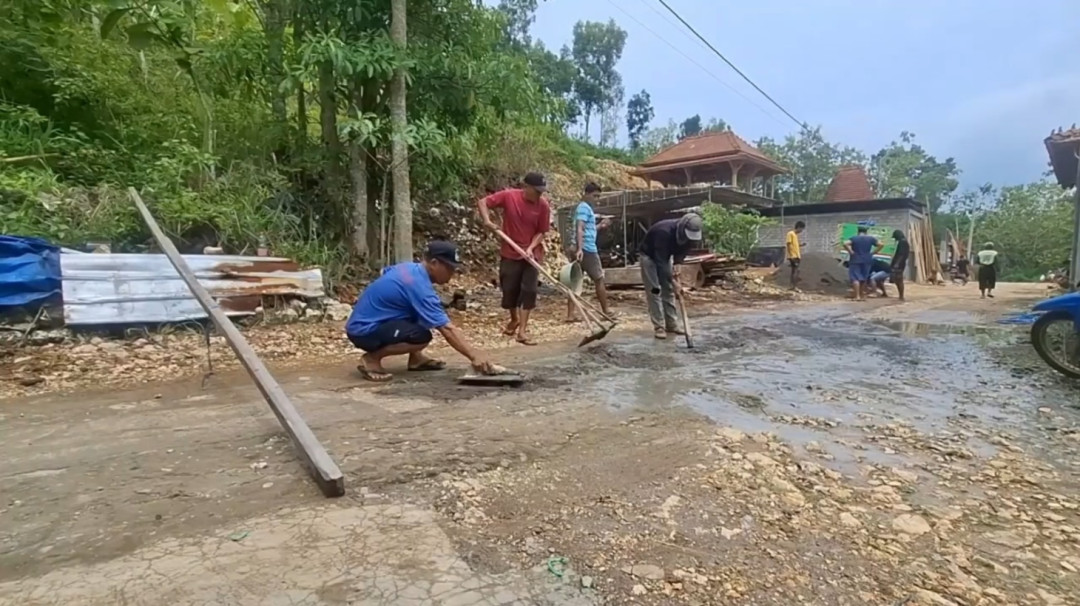 Warga Padukuhan Pucung Gotong Royong Perbaiki Jalan Rusak