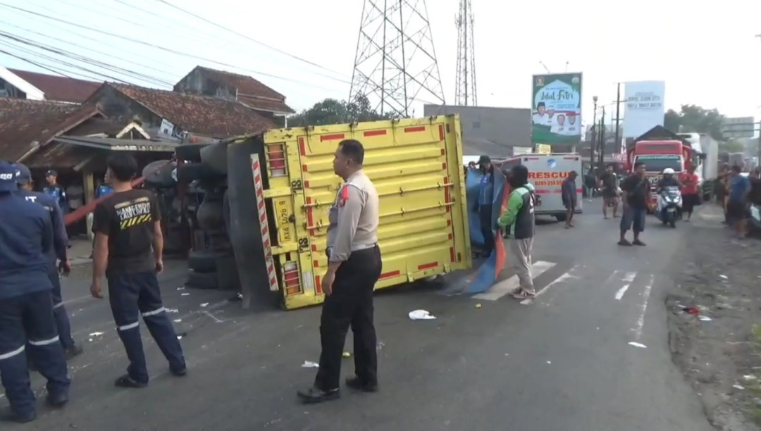 Diduga Tertidur, Sopir Truk Sebabkan Kecelakaan Fatal di Sumedang