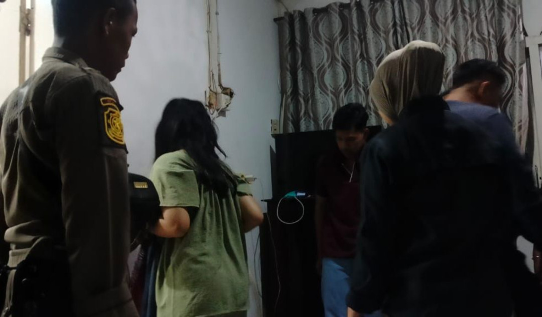 Sejumlah Pasangan Ilegal Terjaring Razia Satpol PP Padang saat Berduaan di Kamar Penginapan
