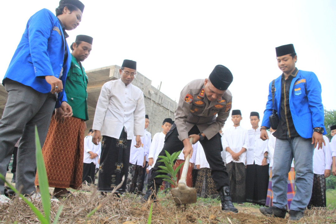 Tanam Pohon di Bulan Ramadan, Polisi dan Santri Bersinergi