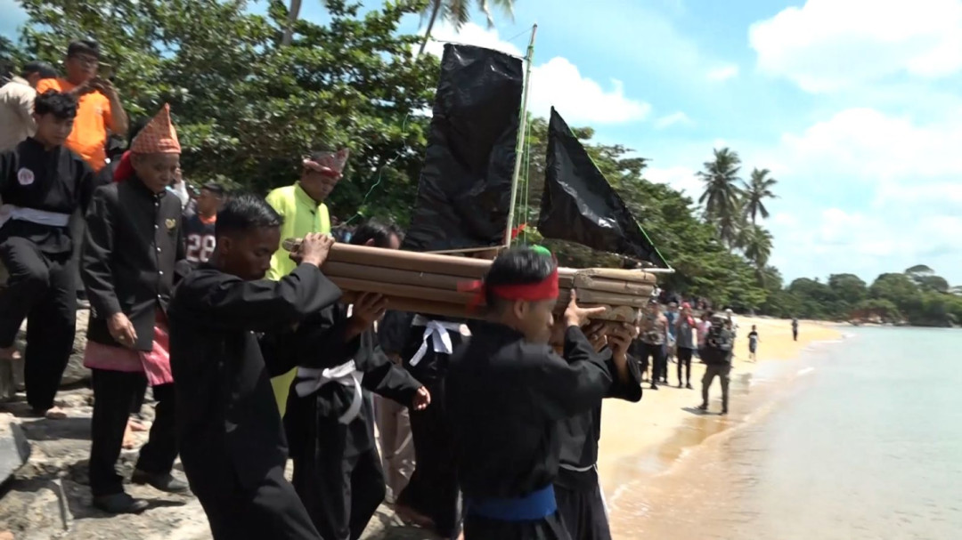 Jelang Ramadan, Warga Tempilang Gelar Tradisi Perang Ketupat