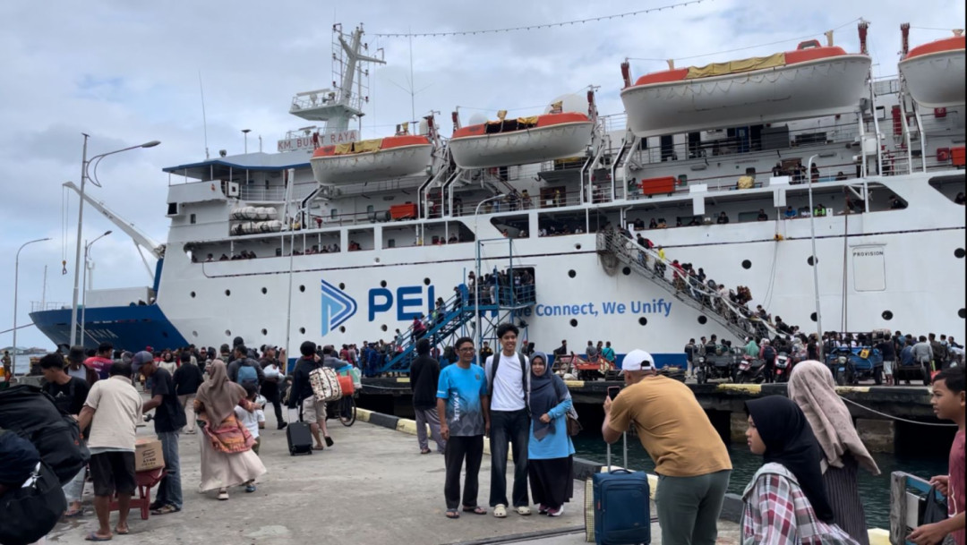 Arus Balik Nataru 2026: Tembus Cuaca Ekstrem, KM Bukit Raya Tetap Jadi Primadona Warga Anambas