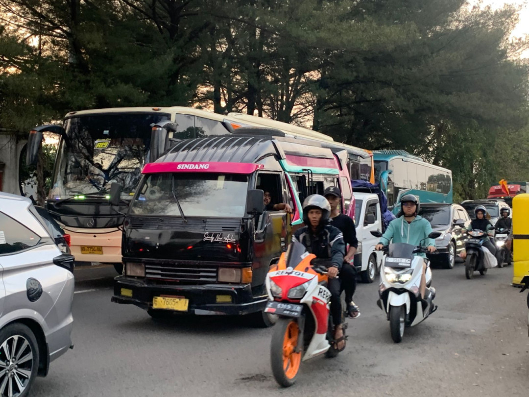 Pertigaan Kalijaga Kembali Padat, Polisi Lakukan Pengaturan Manual