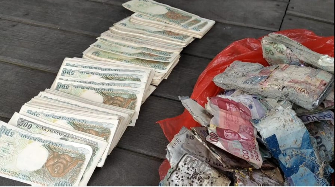 Segepok Uang Bekas Terendam Banjir Ditemukan