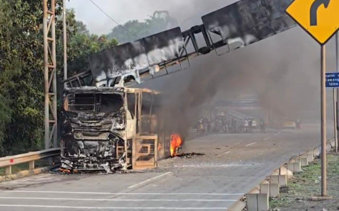 Bus Damri Terbakar di Tol MBZ, Seluruh Penumpang Selamat