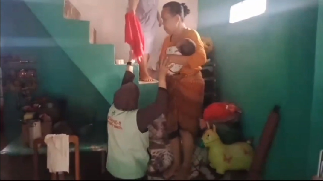 Petugas Medis Evakuasi Bayi Satu Bulan dan Ibunya dari Banjir di Karawang