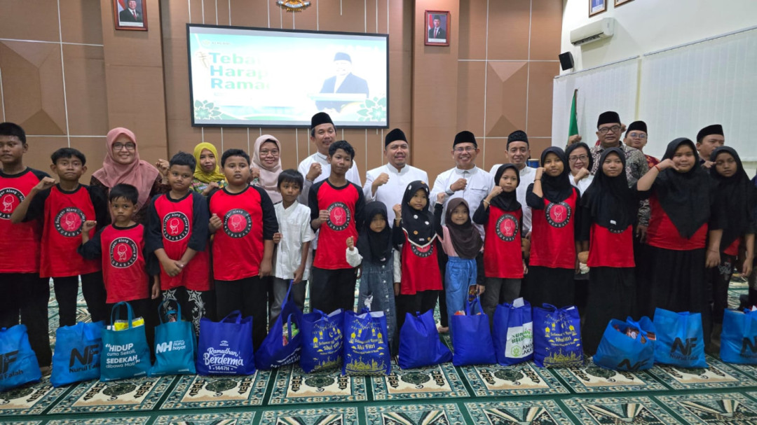 Tanpa Sekat, Kemenag Surabaya Ajak Dhuafa Makan Satu Talam