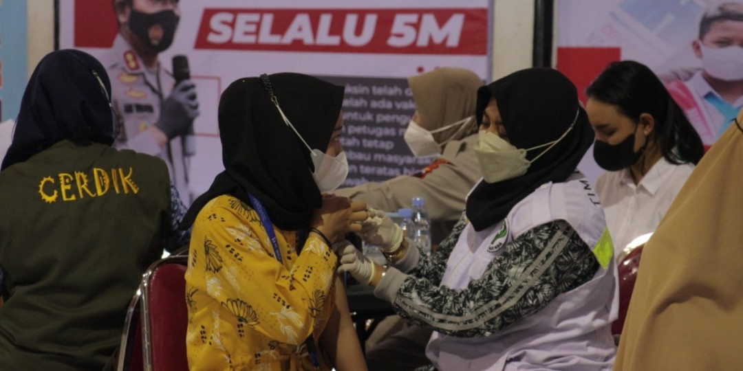 Antusias Warga Ikut Vaksinasi Bisa Membeli Minyak Goreng Murah