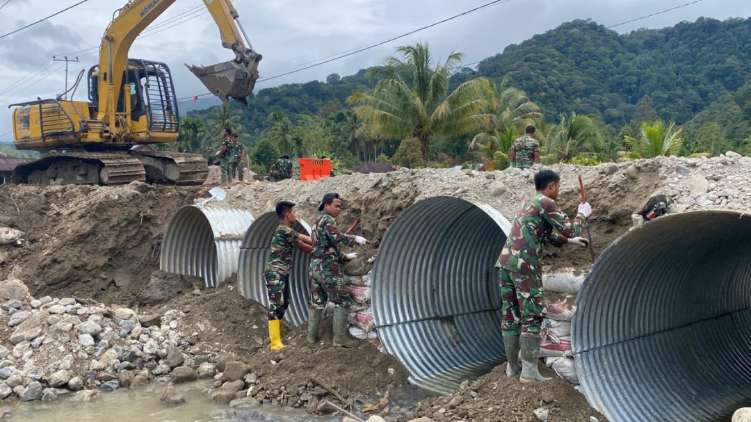 TNI dan Warga Gotong Royong Kejar Target Pulihkan Infrastruktur di Sumatera Utara serta Sumatera Barat