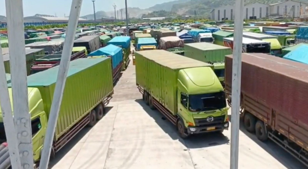 Penyeberangan Tersendat, Ribuan Truk Tertahan di Pelabuhan BBJ