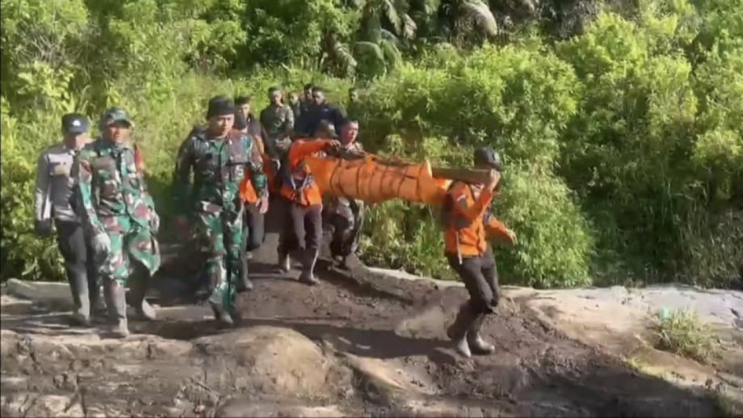 Tim SAR Evakuasi Pendaki yang Terjatuh ke Jurang di Gunung Slamet 