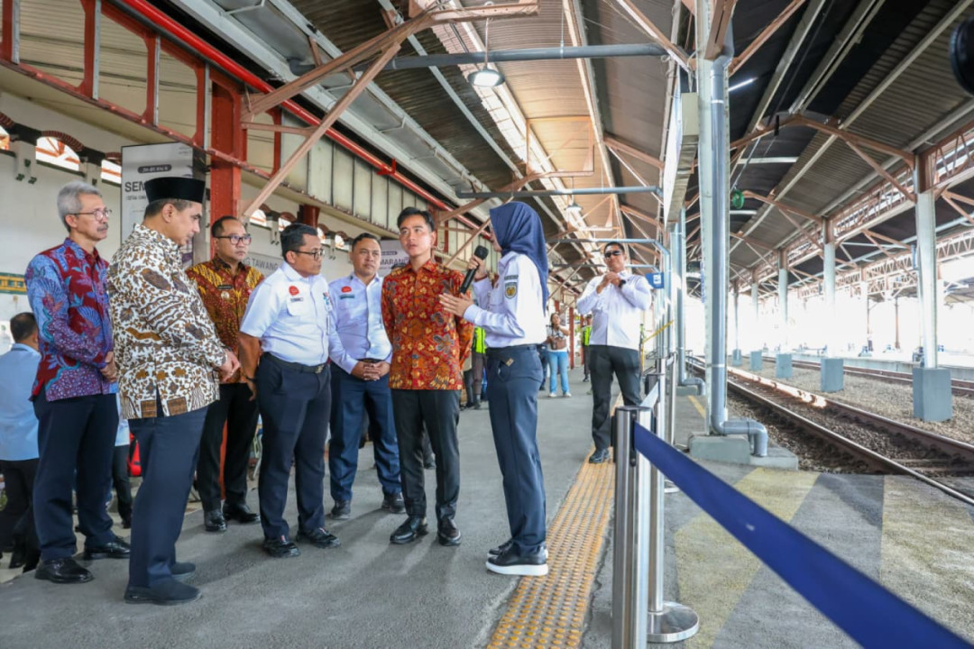 Pastikan Kelancaran Nataru, Wapres Gibran Tinjau Stasiun Tawang Semarang