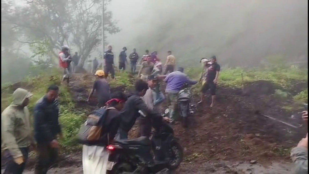 Hujan Lebat Picu Longsor di Pusuk Sembalun, Lalu Lintas Sempat Lumpuh Total