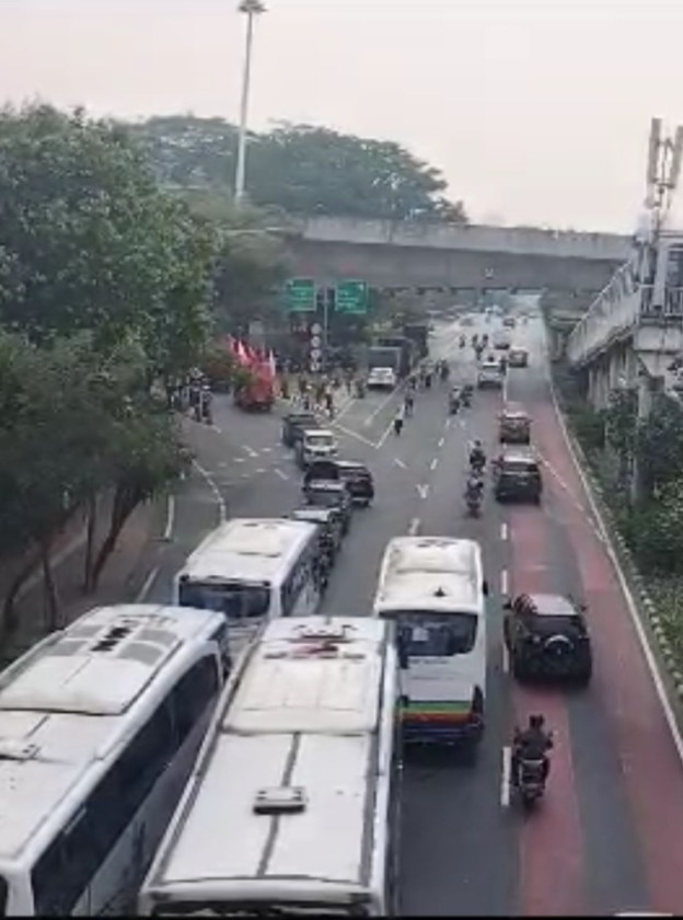 Ingin Menuju Titik Demo, Massa KASBI Diadang Sejumlah Personel Polisi