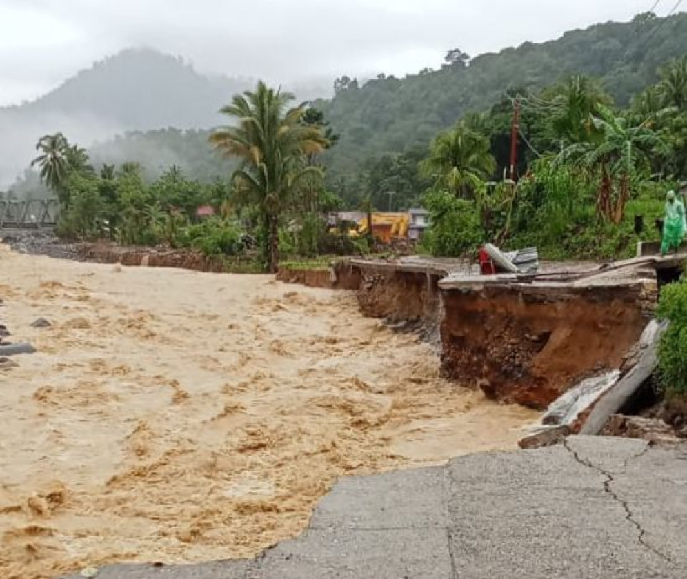 Jalan Koto Tuo Amblas Diterjang Banjir, 235 KK di Batu Busuk Padang Terisolasi