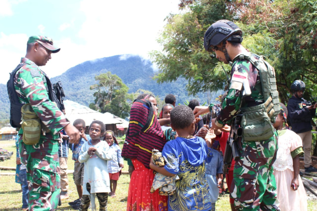 Kodim 1714 Salurkan Bantuan untuk 90 Pengungsi di Puncak Jaya