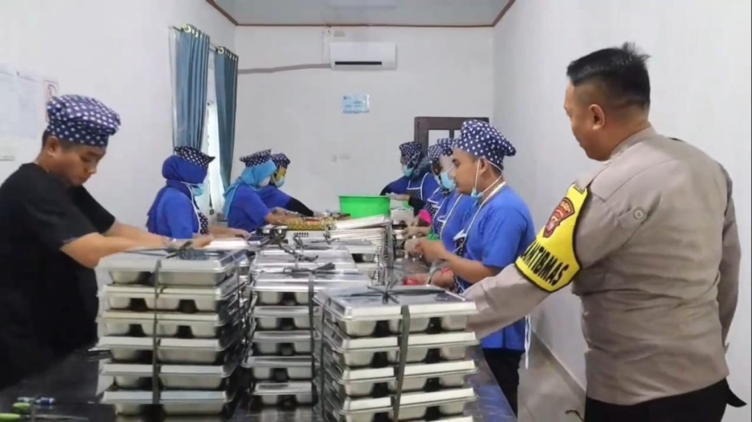 Dapur MBG Salurkan Ribuan Porsi Makanan ke Pelajar di Tanggamus