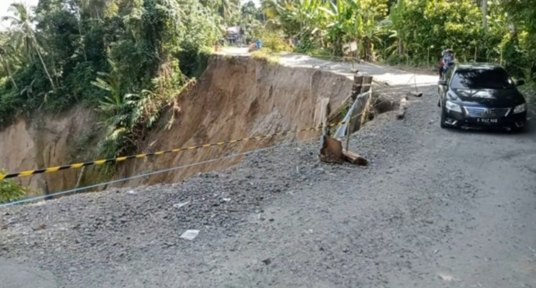 Diguyur Hujan, Jalan Amblas Sungai Geringging Bertambah Parah