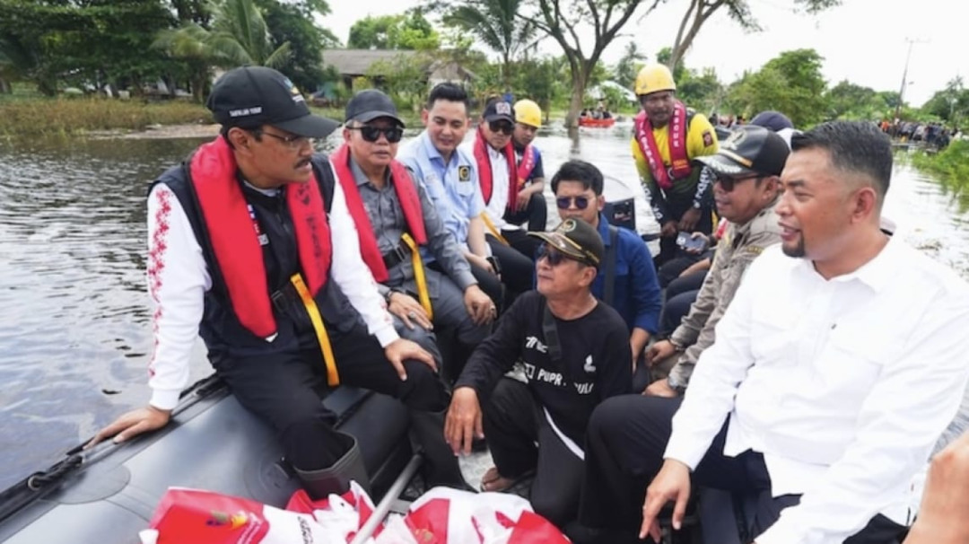 Naik Perahu Karet, Mensos Pantau Penyaluran Bantuan Banjir di Banjar