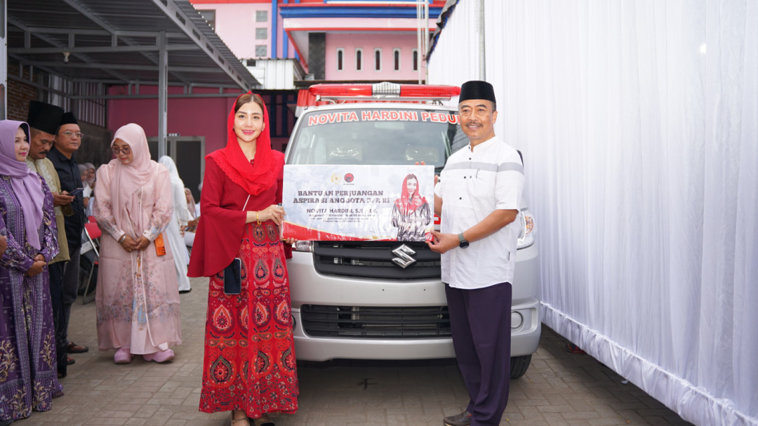Novita Hardini Serahkan Ambulans dan Bantuan Sembako untuk Warga Trenggalek
