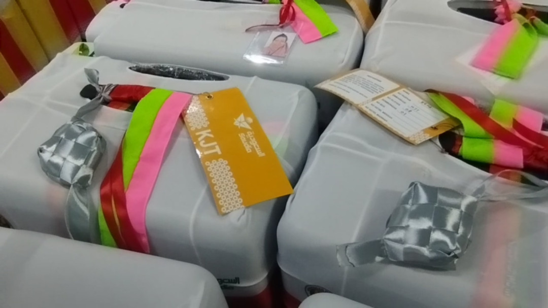 Jemaah Haji Kuningan Punya Cara Unik Hindari Koper Tertukar