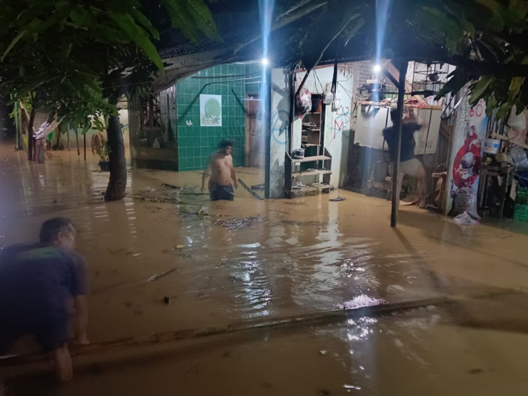 Banjir Rendam 113 Rumah di Kota Surakarta, Warga Diungsikan ke Tenda Pengungsian