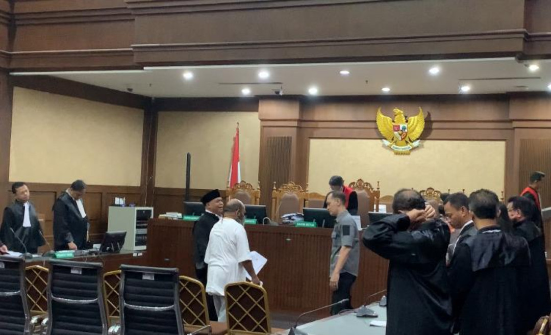 Hakim Minta Lukas Enembe Bersikap Sopan di Persidangan