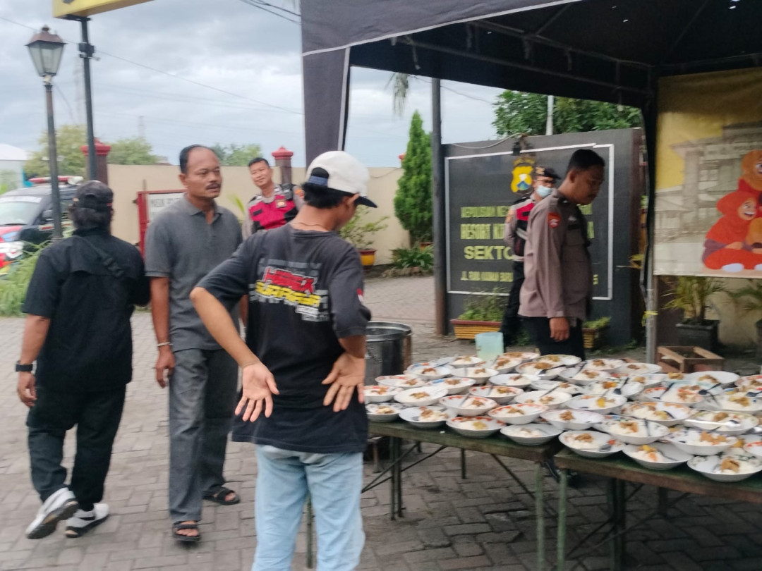 Dapur Berkah Ramadan, Polsek Pakal Berbagi 600 Porsi Buka Puasa Bersama Warga