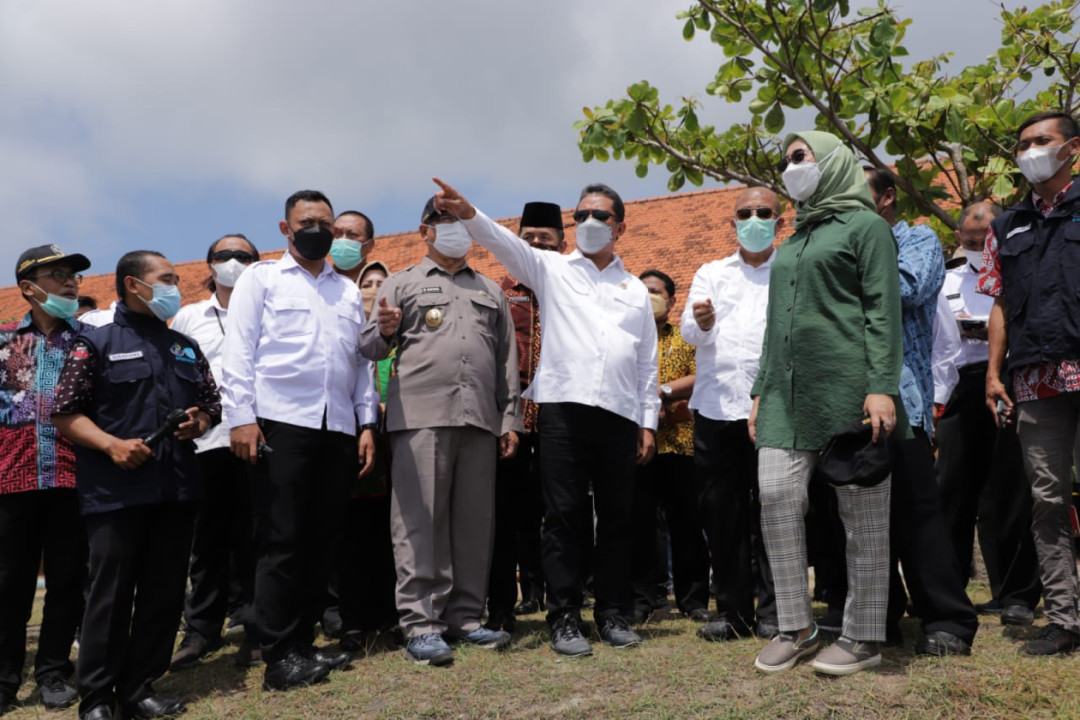 Menteri KKP Janjikan Pembangunan Dermaga di Pantai Sine guna Dukung Produktivitas Nelayan Tradisional Setempat