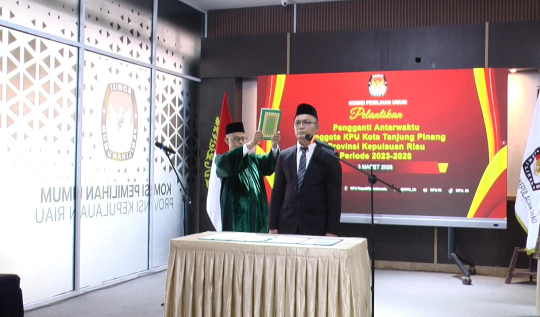 KPU RI Lantik Henky Mohari sebagai PAW KPU Tanjungpinang