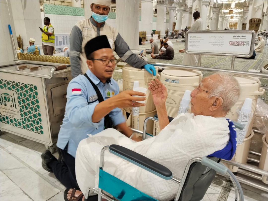 Keikhlasan Petugas Haji Layani Jemaah Lansia Asal Bogor di Tanah Suci