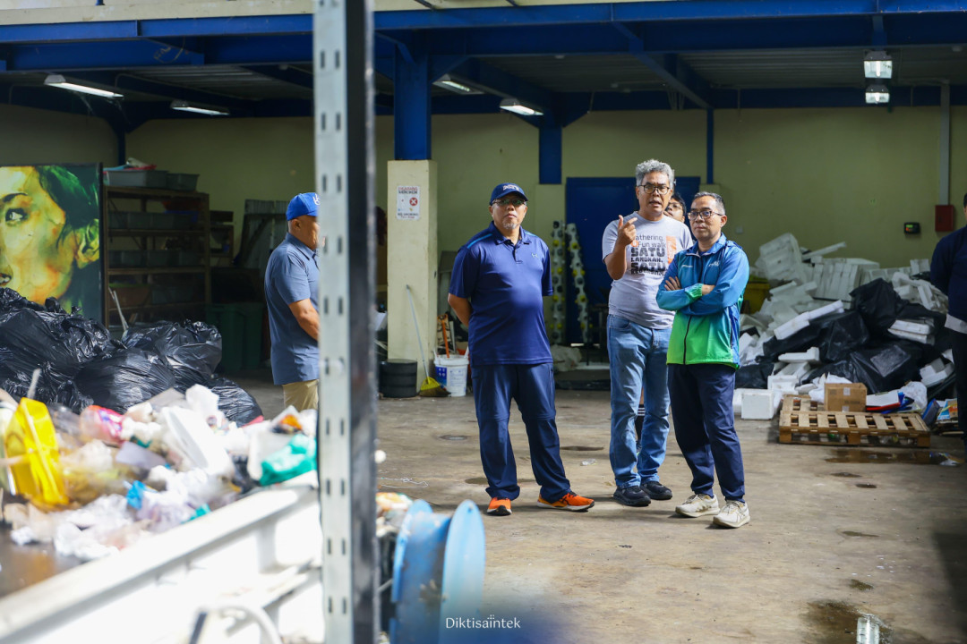 Mendiktisaintek Tinjau Inovasi Pengelolaan Sampah Berbasis Teknologi di Kampus Bandung