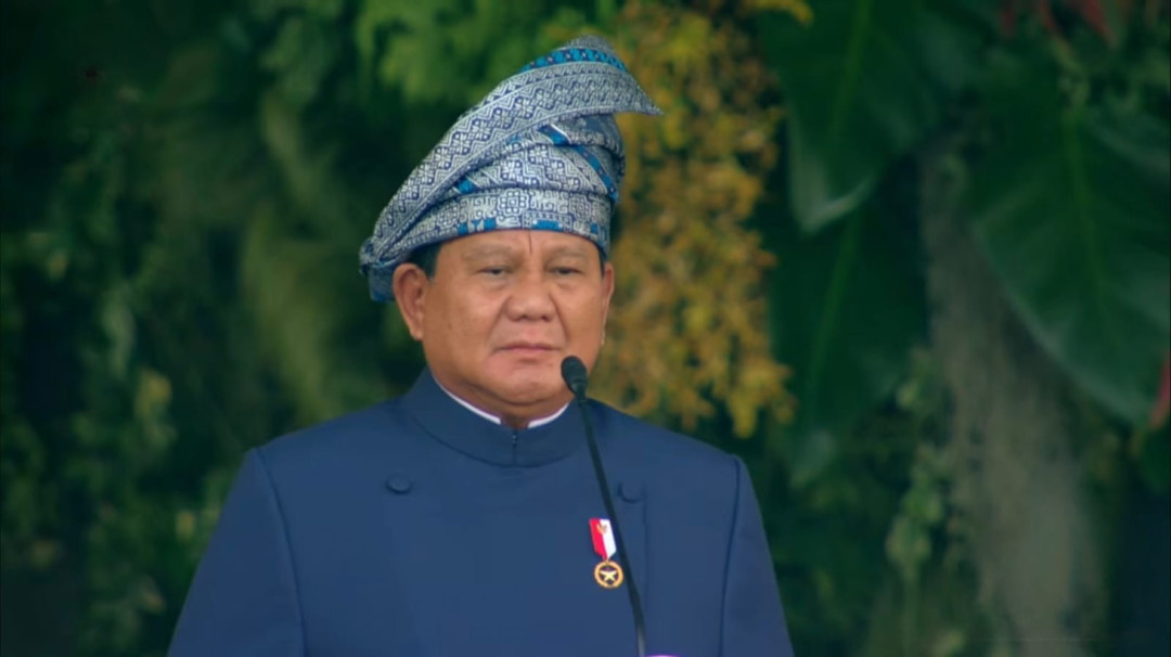 Prabowo Kenakan Tanjak Biru, Pimpin Upacara Penurunan Bendera di Istana
