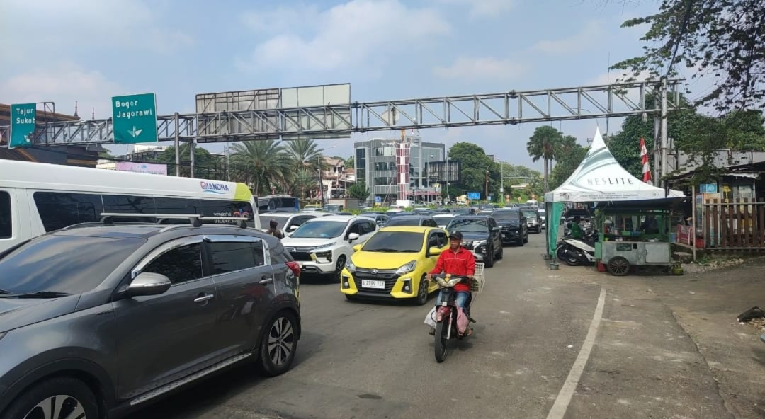 Volume Kendaraan Meningkat, One Way ke Puncak Mulai Diberlakukan